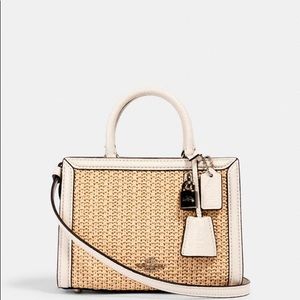 I am selling a brand new Coach bag, never worn! ❣️